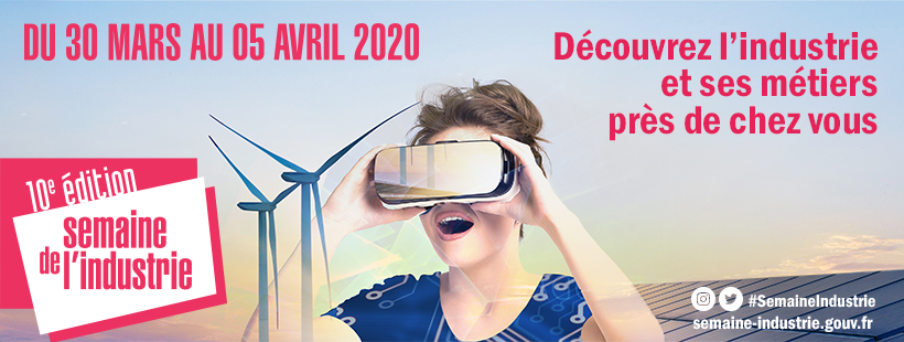 Young Girl Getting Experience Using VR Headset Glasses, Is Augmented Reality Eyeglasses, Being In A Virtual Actuality Semaine de l'industrie 2020