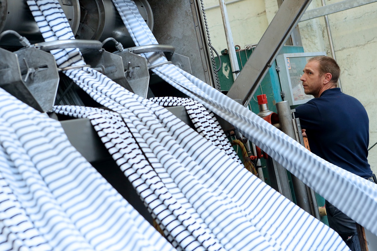 Quimper (29) : Usine de fabrication de vetements de la marque Armor-Lux Quimper (29) : Usine de fabrication de vetements de la marque Armor-Lux, vetements marins dont les collections puisent leur inspiration dans les couleurs de la mer et les valeurs bretonnes. Employe au travail *** Local Caption *** -