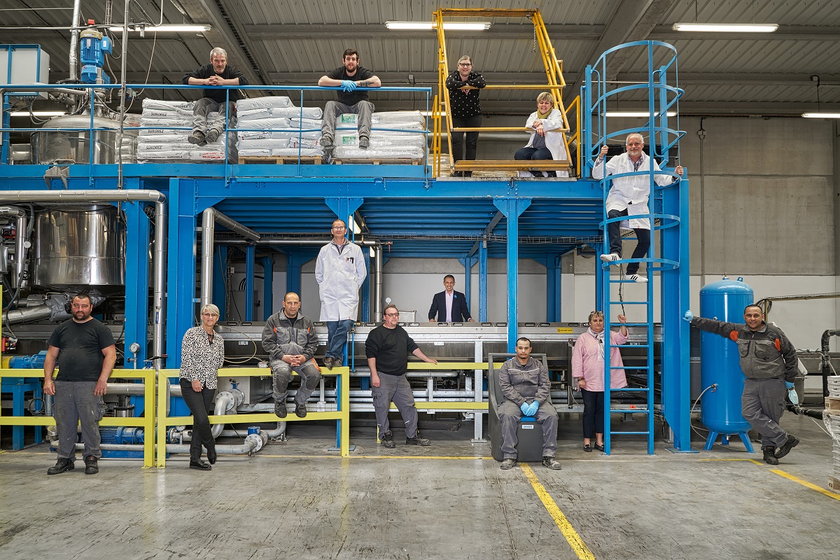 SEALOCK for BPI France Une série d'images commandées pour BPI France. Ces scènes théâtralisées montrent des PME françaises qui ont résisté au COVID-19, soit en adaptant leur production aux besoins de la pandémie, soit en adaptant leurs moyens de production pour garantir la sécurité de leurs salariés et continuer à produire et à servir leurs clients.
From a series of commissioned images for BPI France. These theatralized scenes show French SMBs who resisted to COVID-19, either by adapting their production to the pandemic’s needs, or by adapting their means of production to guarantee the safety of their employees and continue to produce and serve their clients.