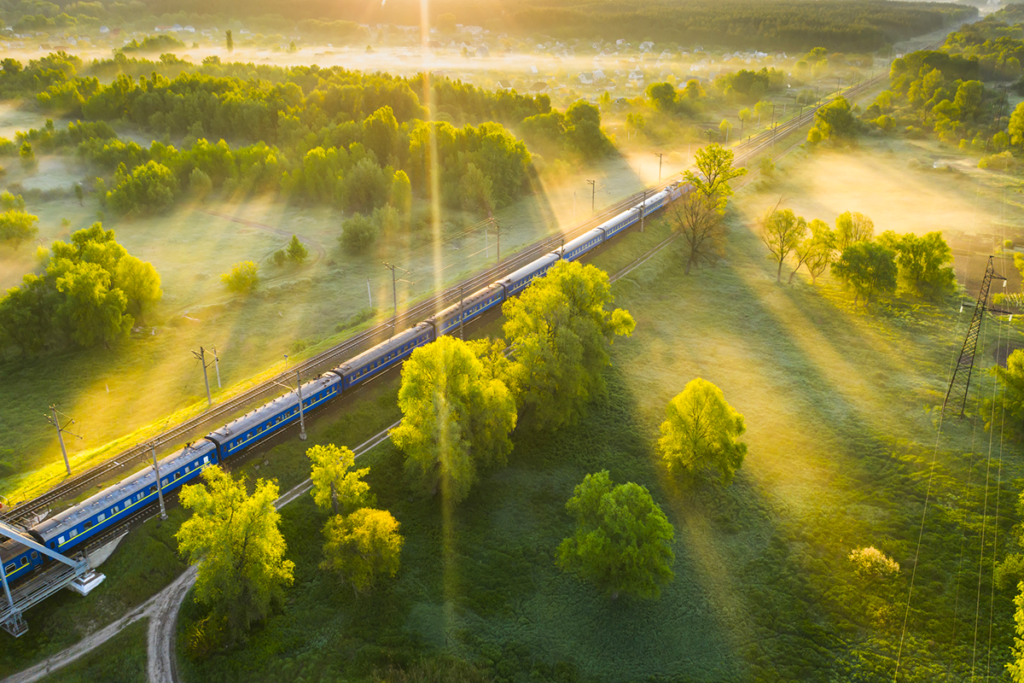 Un train roulant en pleine campagne française.