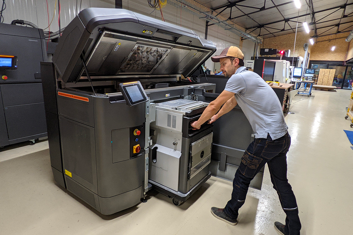 Un entrepreneur réalisant des travaux sur une imprimante 3D au Paris-Saclay Hardware Accelerator.