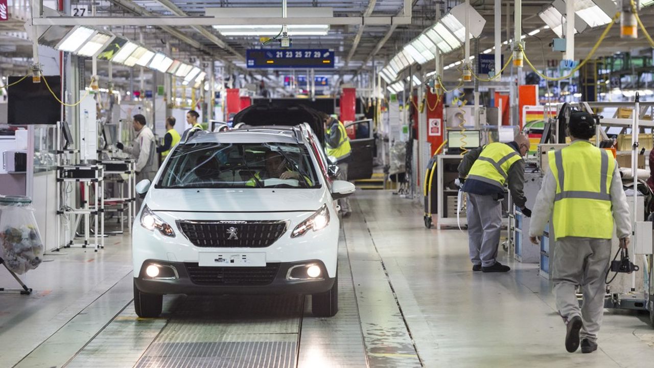 PSA employees work on a car on the assembly line at the French auto maker PSA Peugeot Citroen factory, in Mulhouse, on April 9, 2019. (Photo by SEBASTIEN BOZON / AFP)