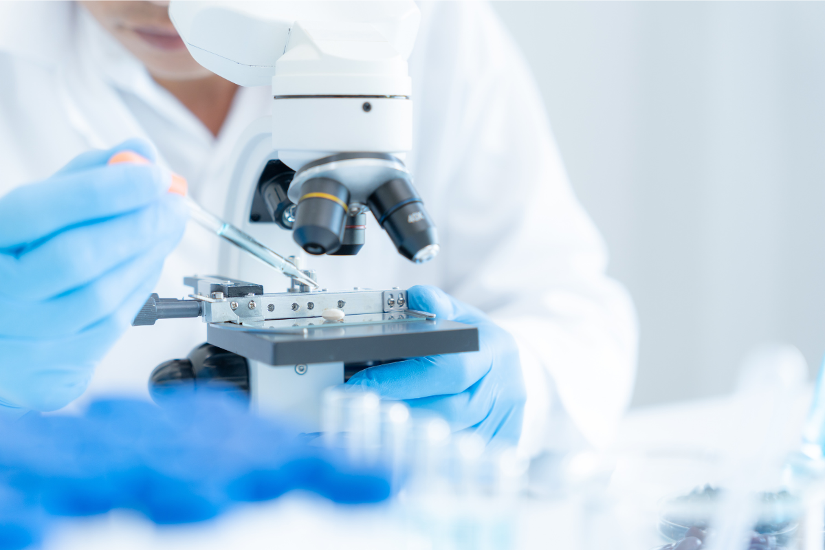 Microscope dans un laboratoire.