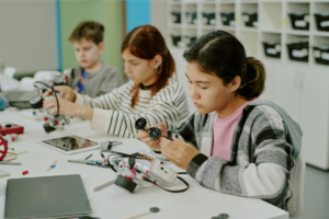 À Marnaz, la robotique étudiante entre en compétition lors du FIRST Tech Challenge Alpes