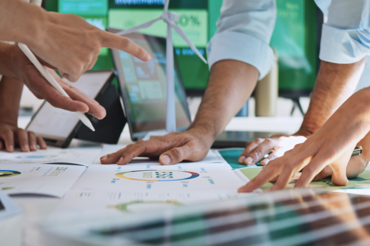 Personnes autour d'un bureau.